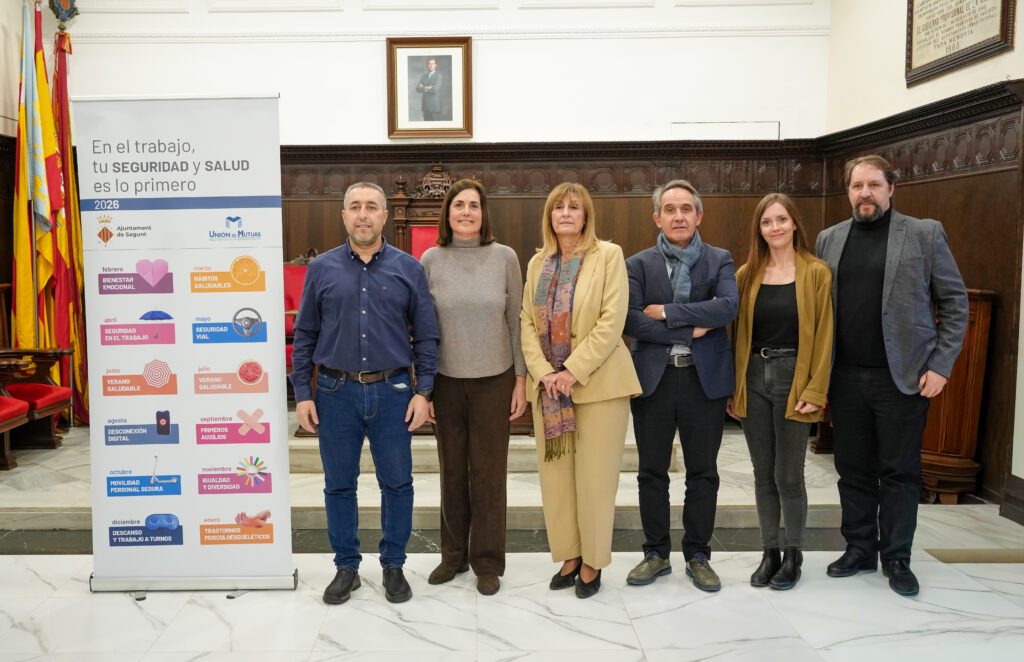 De izquierda a derecha, por parte del Ayuntamiento de Sagunto, Javier Timón, concejal delegado de Salud Laboral. Por parte de Unión de Mutuas, Marta Villar, directora de los centros de Sagunto y Masamagrell; Mª Ángeles Capilla, directora territorial de Valencia, Alicante y Murcia; Emilio Gómez, director del área de seguridad y salud; Míriam García, técnica prevención de la unidad de absentismo y Sergio Buñuel, director unidad de comunicación e imagen.
